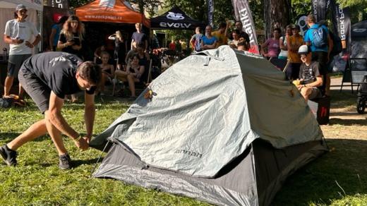 Mistrovství světa ve stavění stanu na čas zpestřilo horolezecký festival v Teplicích nad Metují