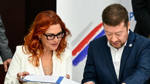 Zleva předsedkyně Trikolory Zuzana Majerová a předseda hnutí SPD Tomio Okamura podepisují memorandum o spolupráci obou stran ve volbách 2024