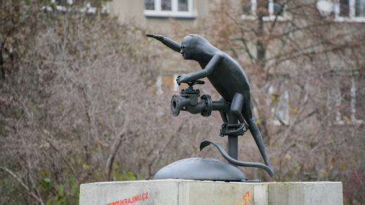 Socha, která vznikla při příležitosti mezinárodního setkání uměleckých kovářů v Praze. Znázorňuje ruského prezidenta Vladimira Putina jako hajlujícího skřeta, který utahuje plynový kohout