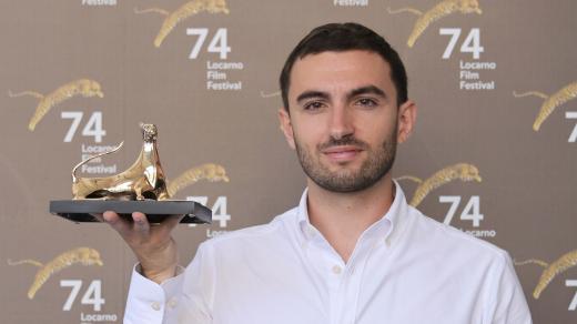 Režisér Francesco Montagner s oceněním z Mezinárodního filmového festivalu v Locarnu za dokument Bratrství