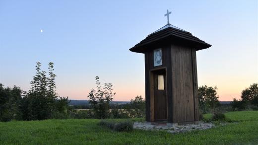 Kapličku postavil Jiří Vopařil nad Chotovicemi