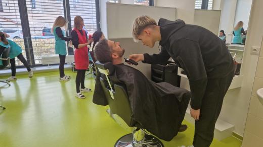 Kadeřničtí učni v novém salonu Obchodní akademie a hotelové školy v Třebíči