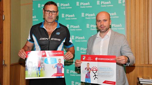 Předseda Správní rady Nadace kostní dřeně, primář hemato-onkologie FN Plzeň MUDr. Pavel Jindra (zleva) a mluvčí Václav Hanzlík z FC Viktoria Plzeň