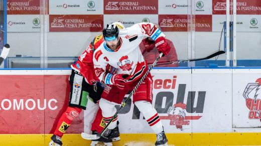 Momentka ze třetího utkání série extraligového play-off mezi Olomoucí a Pardubicemi