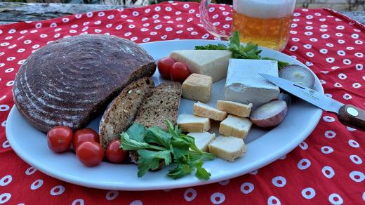Zrající sýry přinášejí jedinečné chuťové zážitky. Pivo nemůže chybět