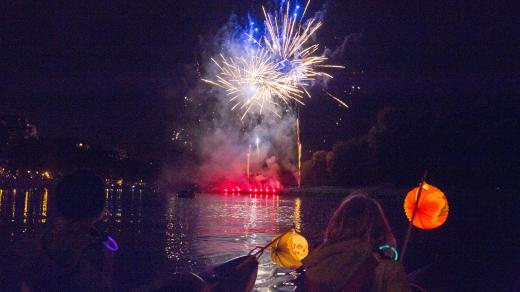 Tradiční lampionový průvod z Pernštýnského náměstí je u Labe zakončen ohňostrojem