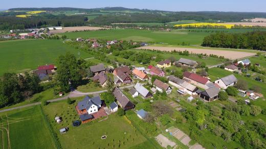 Tetín na Jičínsku, malá ves s velkým srdcem