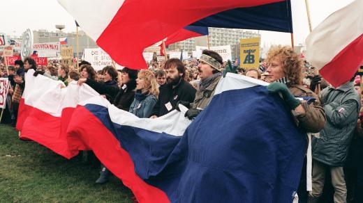 Lidé protestují 27. listopadu 1989 za svobodné volby