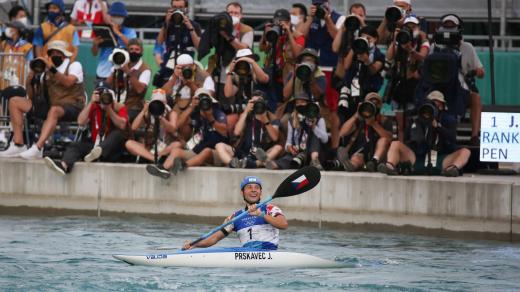 Novináři na olympiádě v Tokiu fotografují kajakáře Jiřího Prskavce, který právě získal zlatou medaili