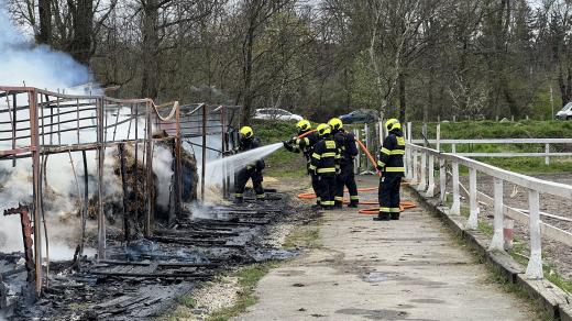 Zásah hasičů u požáru stájí na Císařském ostrově v Praze
