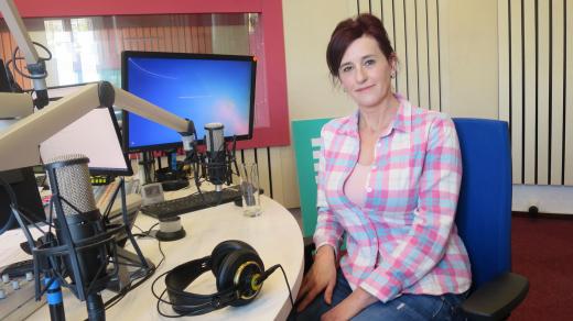 Štěpánka Krausová ve studiu Českého rozhlasu Hradec Králové