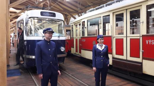 Uniformy pro řidiče a průvodčí tramvaje T3 Coupé navrhl Česlav Jaroš