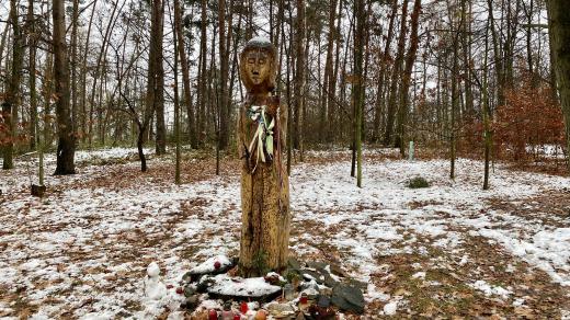 Socha bohyně Mokoše sice trochu zasněžená, ale ozdobená a obklopená dary