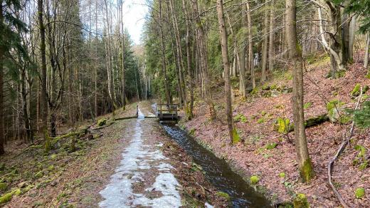 Délka kanálu je 24 kilometry, šířka dosahuje až 2 metry