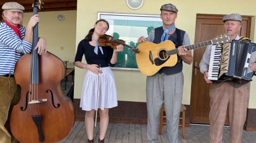 Muzikálně náladový spolek z Náchoda, jak si sami říkají členové skupiny Klapeto