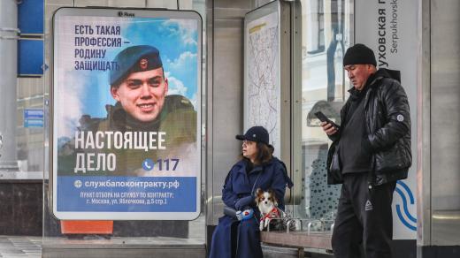 Billboard v Moskvě s nápisem „Existuje taková profese – bránit vlast“