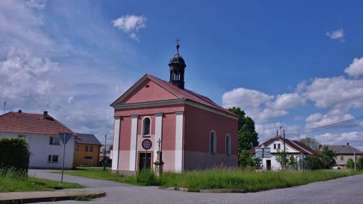 Kaple sv. Jana Nepomuckého má v interiéru vybavení z někdejší sovinecké hradní kaple