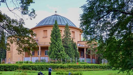 Planetárium stojí na začátku Stromovky směrem od Výstaviště Holešovice