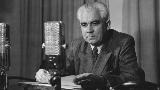 Mirko Očadlík v rozhlasovém studiu (1949)
