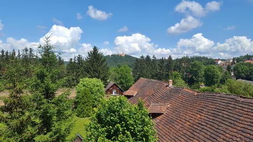 Budova fary je veřejnosti přístupna alespoň zčásti, můžete se zde pokochat nádherným výhledem. Ze zahrady je vidět až na zámek Zelená Hora