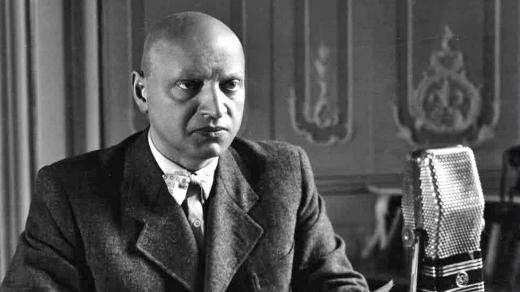 Emanuel Moravec u rozhlasového mikrofonu