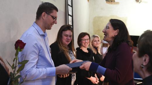 Robert Knebl z Oblastní charity Znojmo přebírá ocenění Sociální pracovník roku (2019)