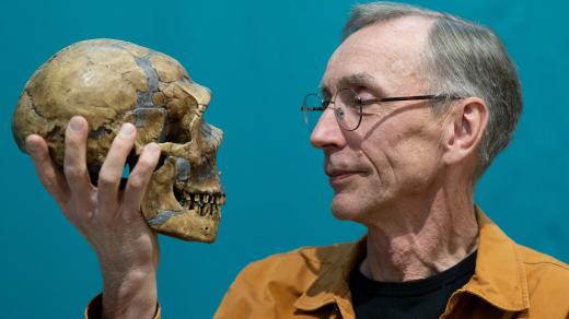 Švédský biolog a odborník na evoluční genetiku Svante Pääbo s replikou lebky neandrtálce