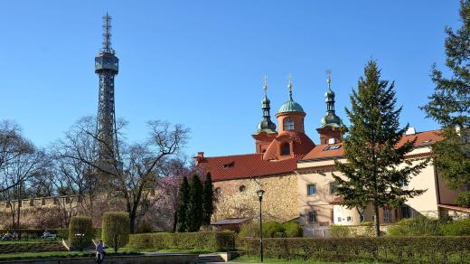 Vpravo od rozhledny stojí kostel svatého Vavřince