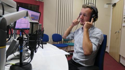 Milan Školník ve studiu Českého rozhlasu Hradec Králové