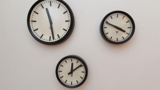 Bakelitové nástěnné hodiny Elektročas z roku 1965