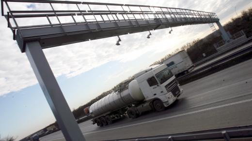 Mýto, mýtná brána, doprava, silnice, dálnice, cisterna, nákladní automobil, kamion