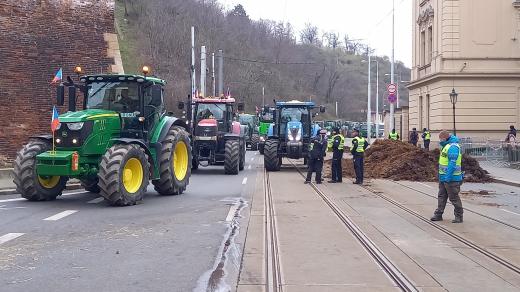 Zemědělci dorazili na protest do Prahy, před Úřad vlády vysypali chlévskou mrvu
