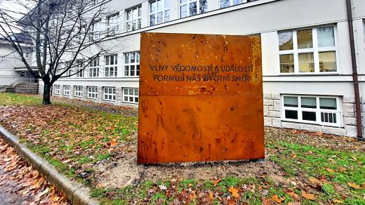 Plastika před budovou pedagogické fakulty liberecké univerzity je částečně dílem umělé inteligence