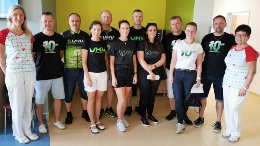 Cyklisté Vrchařské koruny Valašska při hromadném odběru krve ve Vsetíně v září 2023