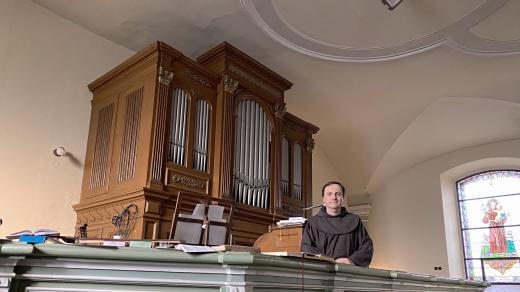 Farář kostela svatého Jana Křtitele v liberecké Rochlici  Dominik Valter u kostelních varhan