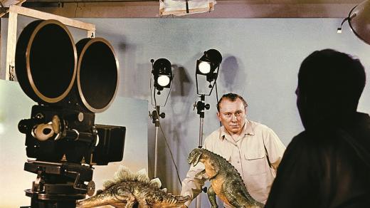 Snímky zachycující natáčení legendární Cesty do pravěku. Na snímku Karel Zeman ve zlínském ateliéru.