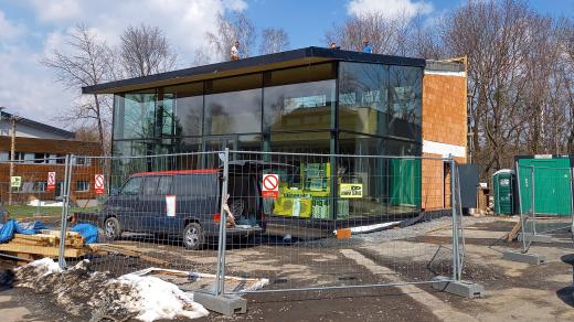 Nové informační centrum v Trojanovicích, před kterým bude sousoší Pavla Cupáka stát