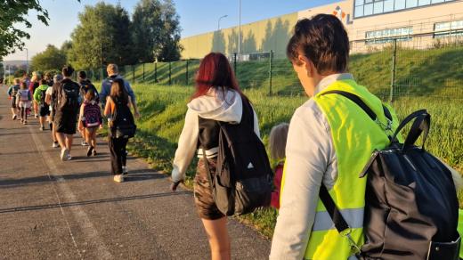 Cestu do školy teď dětem ve Ždírce nad Doubravou komplikuje uzavírka silnice, autobus jim zastavuje 600 metrů od školy u zákazových značek