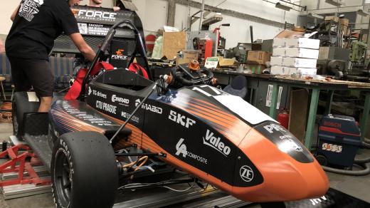 Studenti pražského ČVUT se účastní evropské série závodů studentských elektroformulí