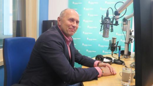 Petr Koleta ve studiu Českého rozhlasu Hradec Králové