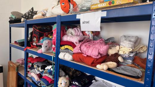 V přízemí budovy v ulici Českoskalické čp. 192 zřídilo město Náchod nově tzv. sociální šatník