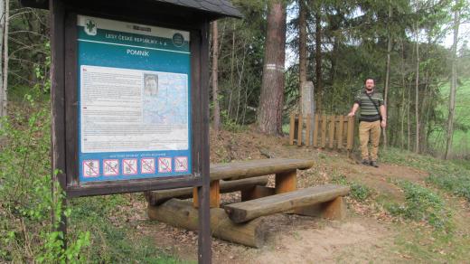 Pomníček u Cetvin připomíná místo, kde byl v červenci 1938 zastřelen dozorce finanční stráže Jaroslav Novák