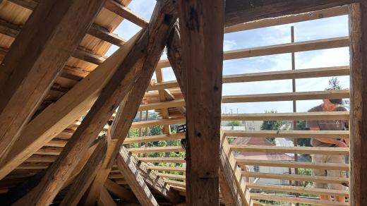 Rotunda v Týnci nad Sázavou dostává novou šindelovou střechu, stejně tak i sousední románská věž