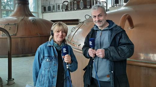 Moderátorka Iveta Kalátová s ředitelem a sládkem Pivovaru Konrad Petrem Hostašem