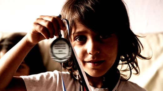 I přes to, že přechodných pěstounů připravených poskytnout miminkům zázemí, blízkost a dotek přibývá, v ústavech stále připadá na jednu sestru přes den osm, v noci dvacet pět novorozenců