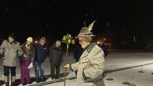 Někteří hráči metané jsou v tradičních loveckých kloboucích a kabátech