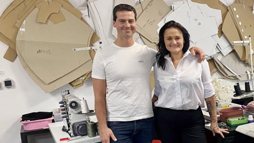Ondřej a Petra Šindlerová v jejich tvůrčím ateliéru v Chrudimi