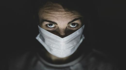 muž s rouškou covid long covid corona virus