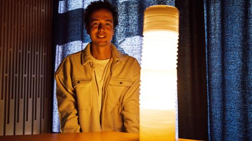 Matyáš Barák s lampou My Light ve studiu Radia Wave