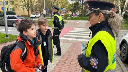 Policejní preventistka se v Přerově doptává dětí během akce „Zebra se za tebe nerozhlédne“